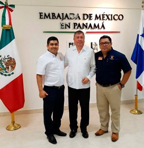 Presidente de grupo los tarascos al lado del embajador de México en panamá y directiva de Los Tarascos pepe tarascos