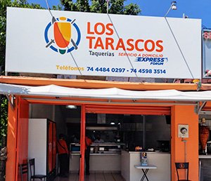 fachada de taquería los tarascos en Acapulco sucursal forum express