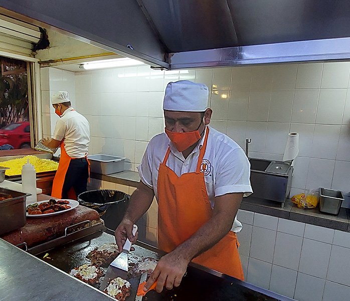 tacos-en-condesa-plancha-taqueria-los-tarascos hombre en plancha cocinando tacos en Condesa Acapulco