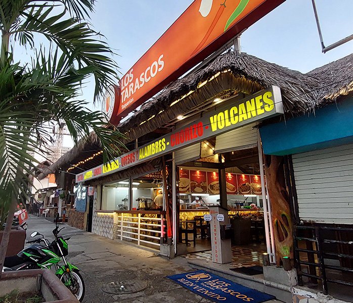 tacos-en-condesa-acapulco-fachada-en-atardecer Fachada taquería Los Tarascos Condesa en el atardecer de Acapulco
