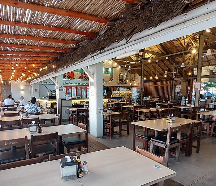 tacos-en-condesa-interior-taqueria-los-tarascos-mesas mesas y sillas taquería Los Tarascos Condesa en Acapulco