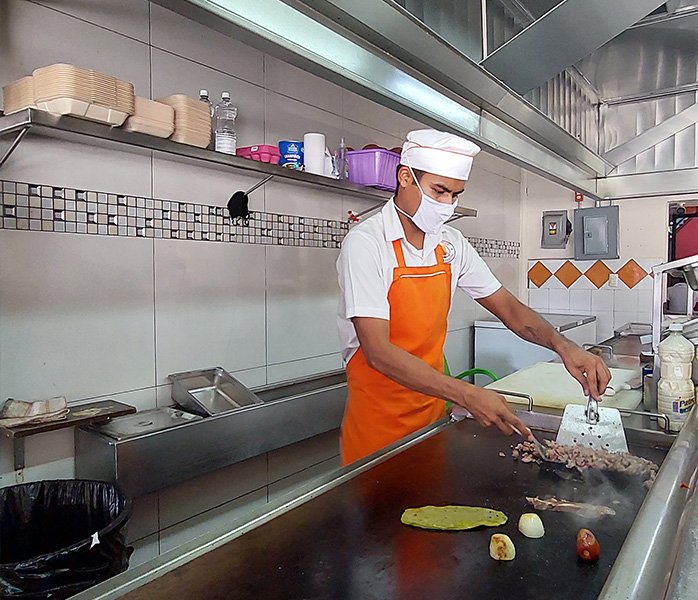 tacos-en-forum-acapulco-plancha cocinero en la plancha preparando tacos en la sucursal de Forum de Los Tarascos Acapulco