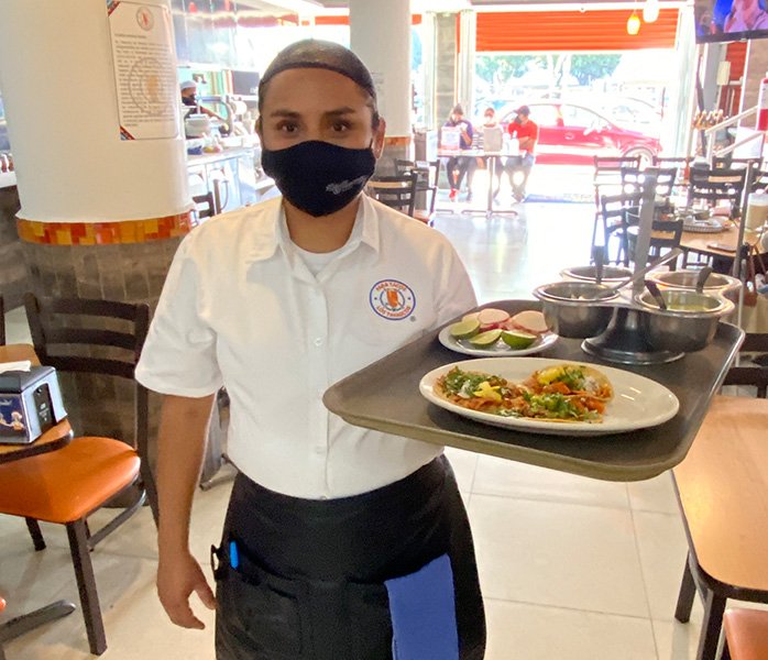tacos-en-la-24-sur-puebla mujer con tacos al pastor en la 24 sur Puebla Sucursal Los Tarascos